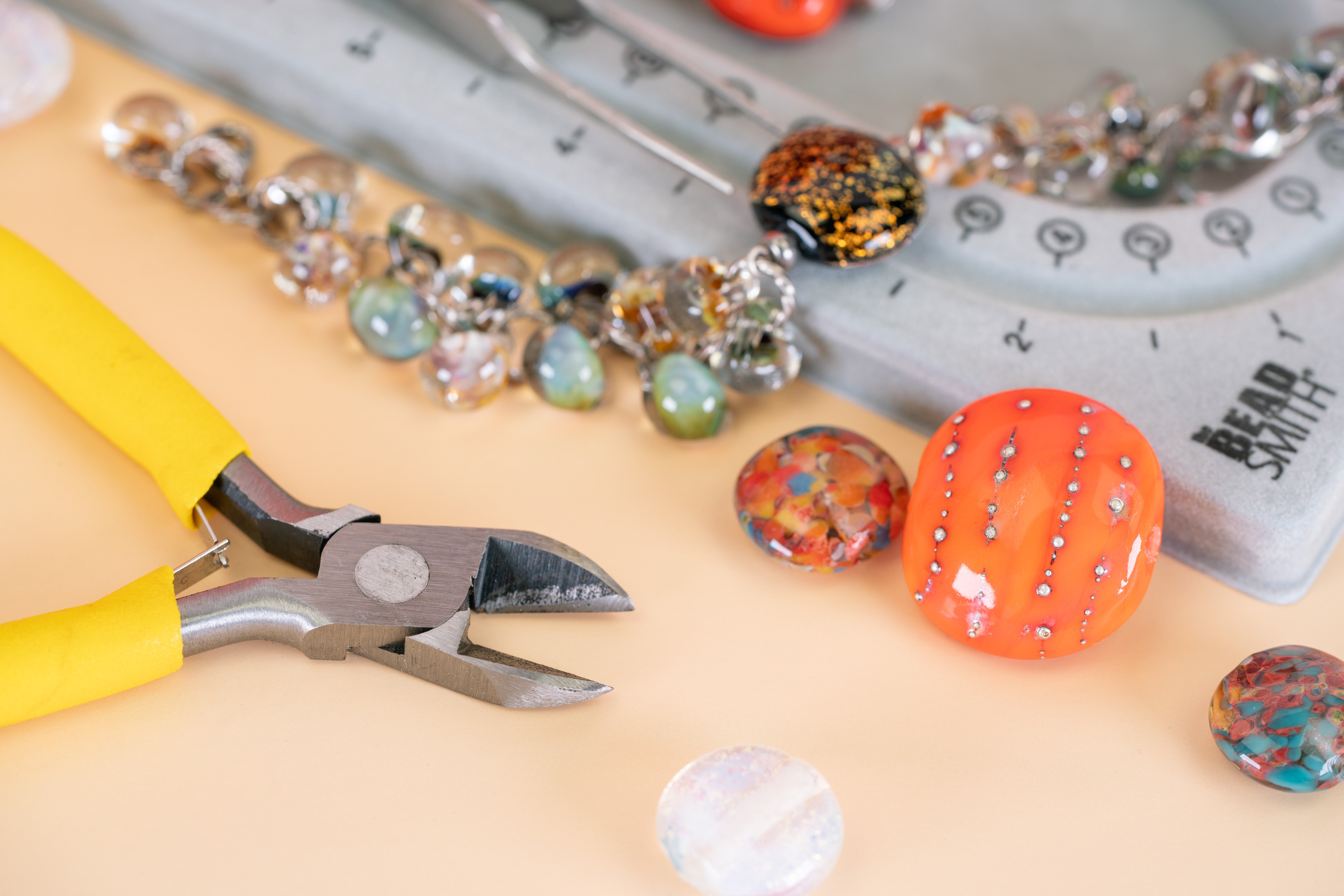 Coin Bead Spotlight + Memory Wire Bracelets DIY - Unicorne Beads