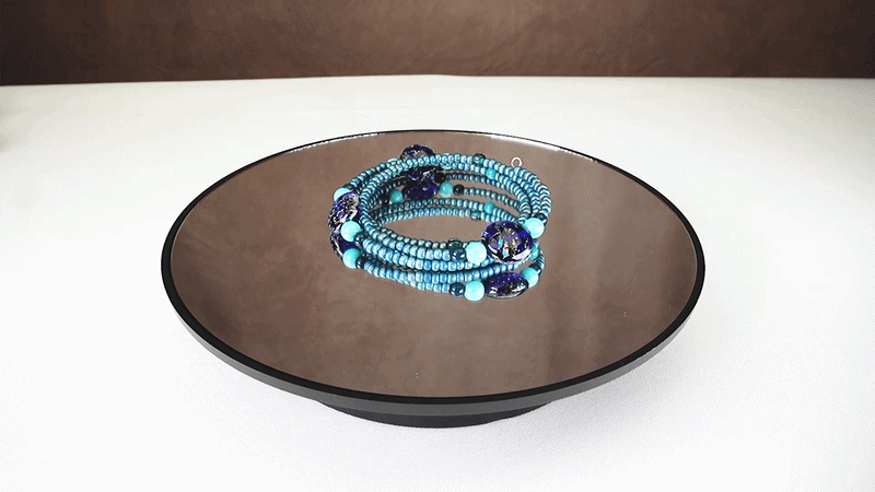 GIF zoom in of blue memory wire bracelet